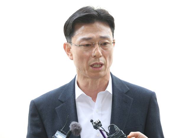 임성근 전 해병대 1사단장이 해병대 채모 상병 순직사건 외압 의혹의 수사 포렌식 참관을 위해 23일 경기도 과천 고위공직자범죄수사처(공수처)로 들어서며 취재진 질문에 답하고 있다. 연합뉴스