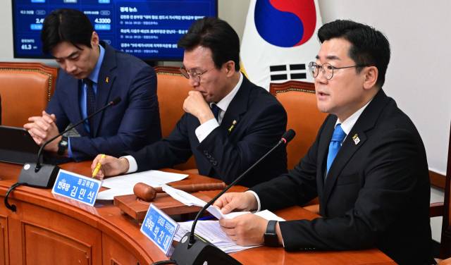 박찬대(오른쪽) 더불어민주당 당대표 직무대행 겸 원내대표가 16일 국회에서 열린 최고위원회의에 참석해 발언하고 있다. 오승현 기자