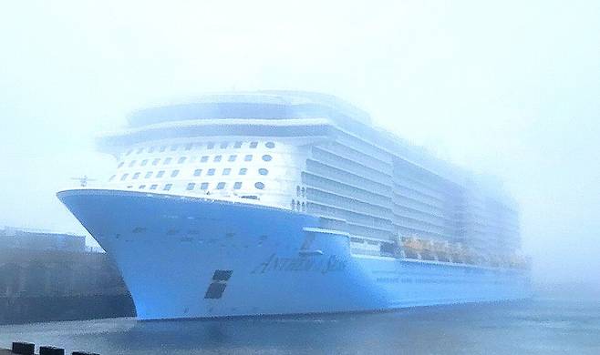 16만 톤급 대형 크루즈선 '앤썸 오브 더 씨즈호'가 지난 22일 안개가 잔뜩 낀 제주 강정항에 입항해 있다. ⓒ제주도 제공