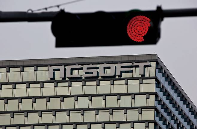 한국신용평가는 23일 엔씨소프트의 제3-2, 3-3회 무보증사채 신용등급을 'AA/부정적'에서 'AA-/안정적'으로 하향 조정했다고 밝혔다. 사진은 경기도 성남시 분당구에 위치한 엔씨소프트 사옥 ⓒ시사저널 DB