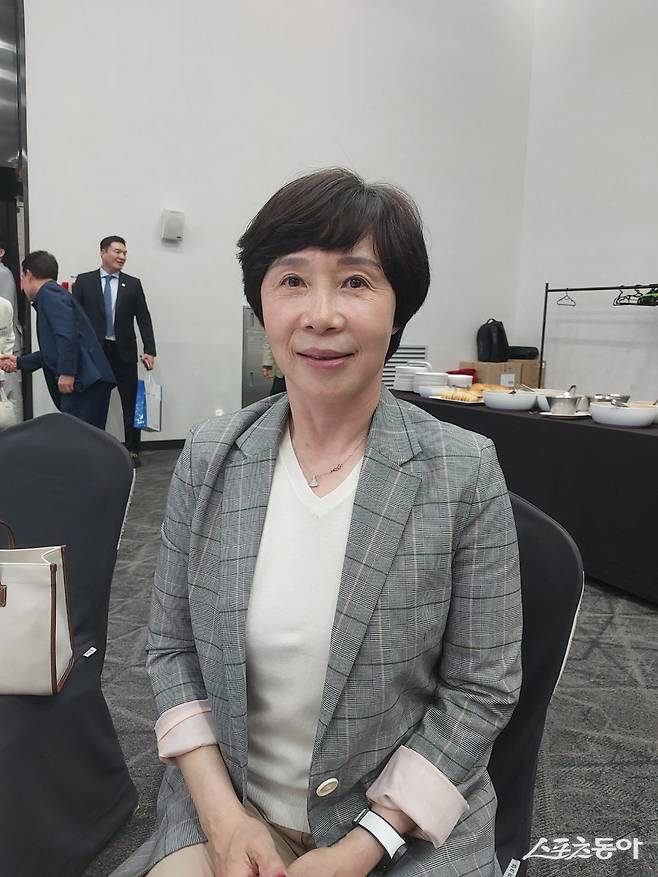 정소영 성심여고 감독은 1992바르셀로나올림픽 여자복식 금메달리스트로 2003년 BWF 명예의 전당에 헌액된 레전드다. 세 딸이 모두 배드민턴 선수로 활약하고 있어 대견함을 느끼면서도, 항상 걱정을 안고 산다. 정 감독은 “한때 모녀 올림픽 메달리스트 욕심도 났지만, 이젠 딸들이 성적보단 건강과 재미에 초점을 맞추며 배드민턴과 인연을 이어가길 바란다”고 말했다. 권재민 기자 jmart220@donga.com