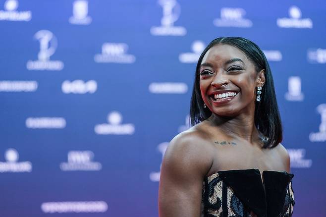 시몬 바일스가 지난 22일 스페인 마드리드에서 열린 로레우스 월드 스포츠 어워즈에서 활짝 웃고 있다. 신화통신