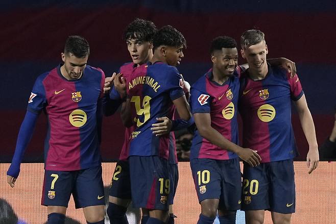 바르셀로나 선수들이 23일 마요르카전에서 올모의 골이 터지자 함께 기뻐하고 있다. EPA연합뉴스