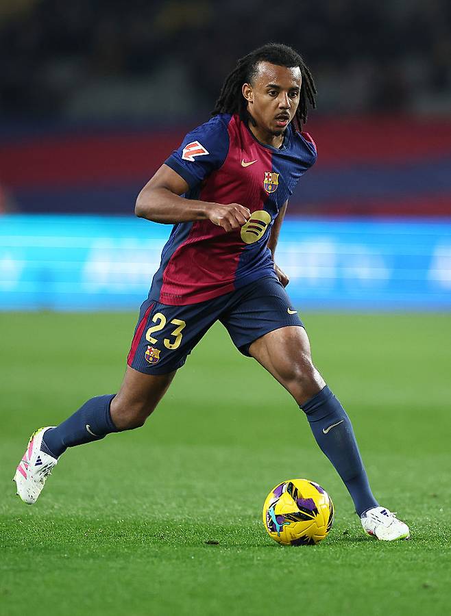 바르셀로나 쥘 쿤데가 지나달 오사수나전에서 드리블하고 있다. Getty Images코리아