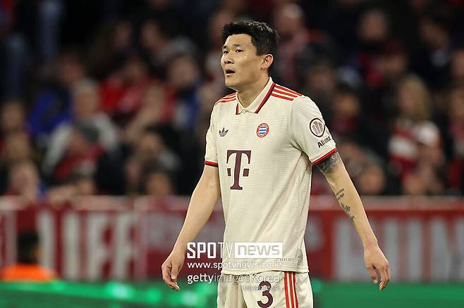 ▲ 김민재는 바이에른 뮌헨과 계약 기간이 끝나지 않았다. 콤파니 감독은 김민재를 신뢰하고 있지만, 막스 에베를 단장 등이 김민재 실점 빌미를 공개적으로 지적하며 이적설에 불을 지폈다. 만약 조나탄 타와 같은 분데스리가 톱 센터백 자원 영입이 예정되어 있다면, 김민재에게 보내는 메시지는 분명하다.