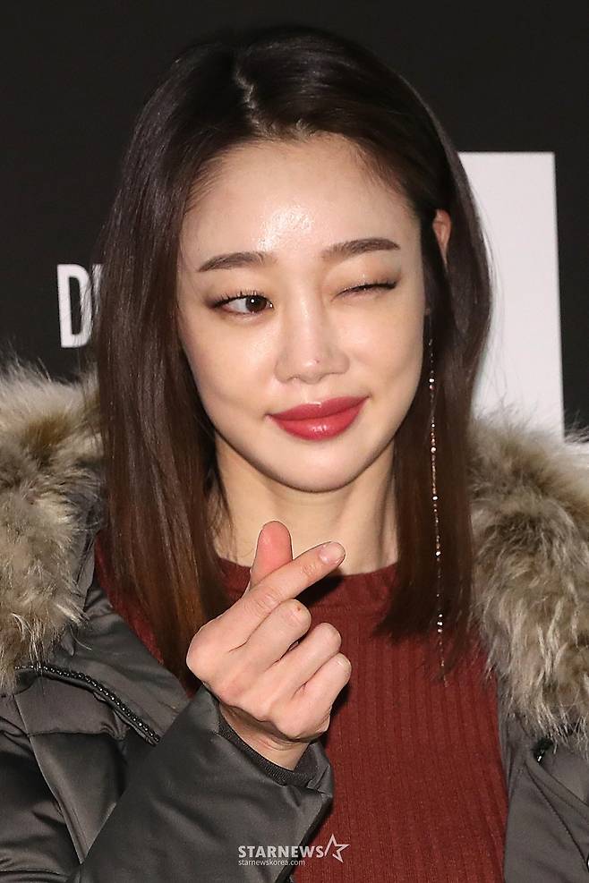 배우 최여진이 26일 오후 송파구 롯데백화점 에비뉴엘 월드타워점에서 열린 패딩 브랜드 두노의 팝업스토어 오픈행사에 참석해 포즈를 취하고 있다.