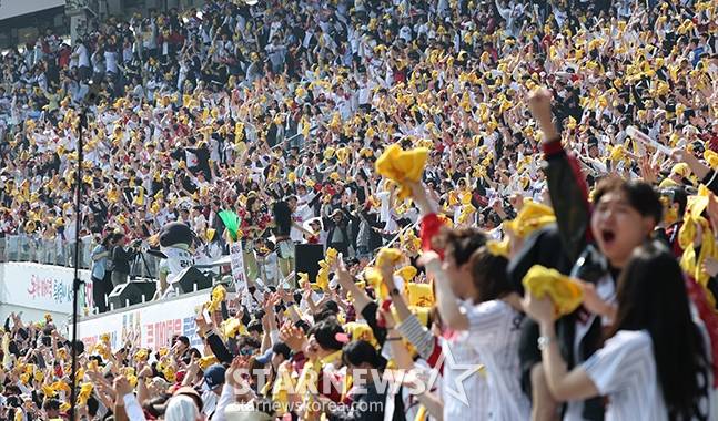 잠실야구장을 가득 채운 LG 트윈스 팬들. /사진=김진경 대기자