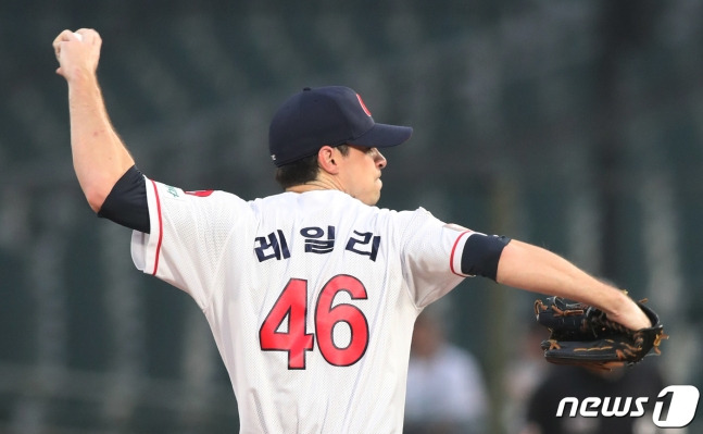 2019시즌 롯데 자이언츠 소속으로 투구하는 레일리의 모습. /사진=뉴스1