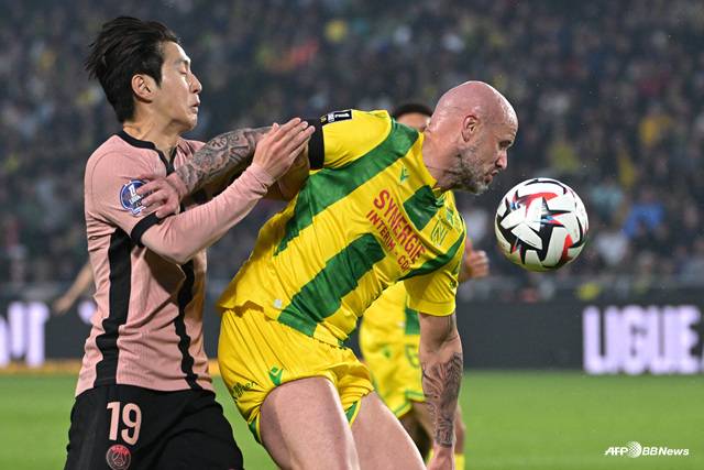 경기에 집중하는 이강인(왼쪽). /AFPBBNews=뉴스1