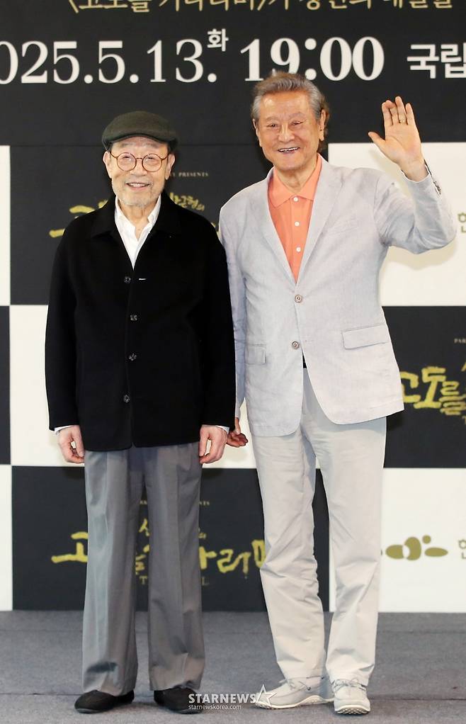 배우 신구, 박근형이 23일 서울 종로구 예술가의 집에서 진행된 연극 '고도를 기다리며' 기자간담회에 참석해 포즈를 취하고 있다.  연극 '고도를 기다리며'는 배우 신구, 박근형의 마지막 동반 무대를 맞이하며 청년 예술가 지원에 힘쓰는 아르코와의 협업을 통해 특별 기부 공연으로 진행된다. 이번 공연은 오는 5월 13일 오후 7시, 국립극장 달오름극장에서 단 하루 진행된다. /2025.04.23 /사진=김휘선 hwijpg@