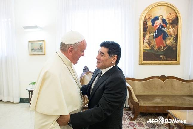 프란치스코 교황(왼쪽)이 2014년 9월 바티칸에서 디에고 마라도나를 만난 모습.   /AFPBBNews=뉴스1