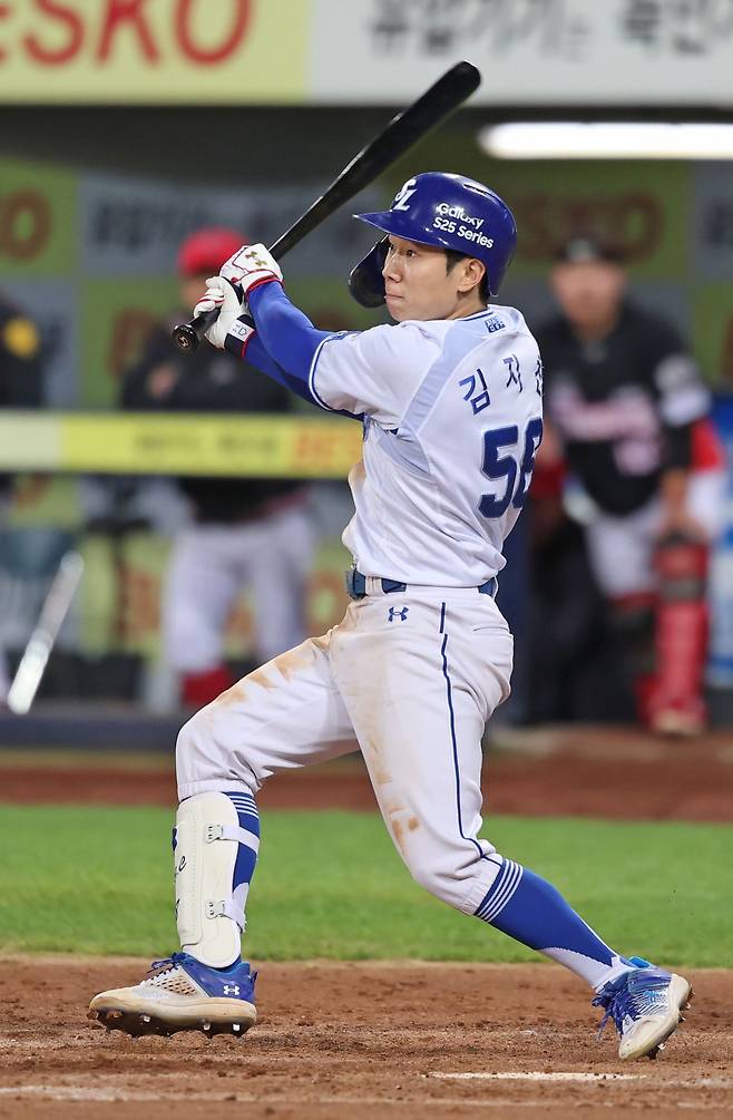 삼성 라이온즈 김지찬이 23일 대구 KIA 타이거즈전에서 타격하고 있다. 삼성 라이온즈