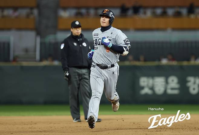 한화 이글스 4번타자 노시환이 23일 부산 사직야구장에서 열린 2025 신한 SOL Bank KBO리그 롯데 자이언츠와의 팀 간 3차전에서 멀티 히트, 타점을 기록하면서 팀 8연승을 견인했다. 사진 한화 이글스