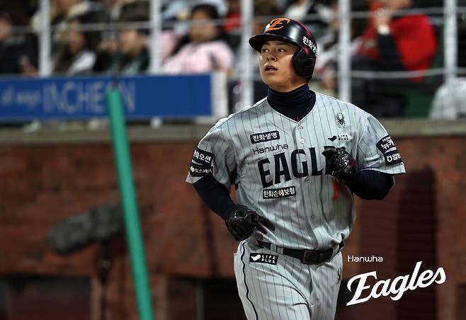 한화 이글스 4번타자 노시환이 23일 부산 사직야구장에서 열린 2025 신한 SOL Bank KBO리그 롯데 자이언츠와의 팀 간 3차전에서 멀티 히트, 타점을 기록하면서 팀 8연승을 견인했다. 사진 한화 이글스
