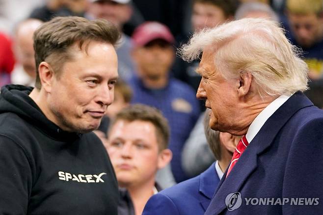 지난 3월 22일 도널드 트럼프 미국 대통령과 함께 레슬링 경기 관람한 일론 머스크 [로이터 연합뉴스 자료사진. 재판매 및 DB 금지]