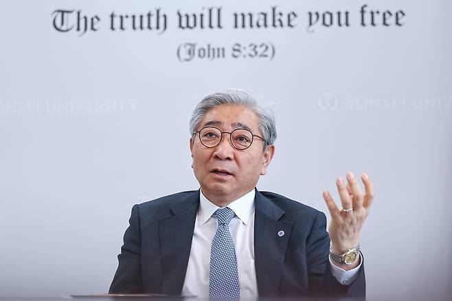 윤동섭 연세대 총장, 연합뉴스와 인터뷰 (서울=연합뉴스) 서대연 기자 = 윤동섭 연세대학교 총장이 지난 16일 서울 서대문구 연세대 신촌캠퍼스 총장실에서 연합뉴스와 인터뷰하고 있다. 2025.4.16
dwise@yna.co.kr
(끝)