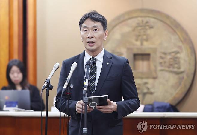 브리핑하는 이복현 금감원장 (서울=연합뉴스) 윤동진 기자 = 이복현 금융감독원장이 10일 서울 금융투자협회에서 열린 자산운용사 CEO 간담회 후 브리핑하고 있다. 2025.4.10 mon@yna.co.kr