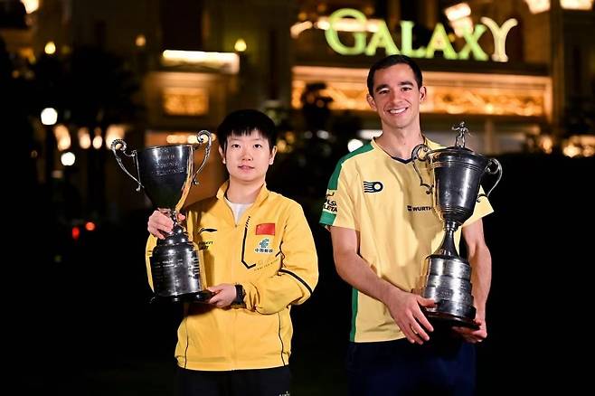 ITTF 남녀 월드컵에서 우승한 쑨잉사(왼쪽)와 칼데라노 [ITTF 홈피 제공. 재판매 및 DB 금지]