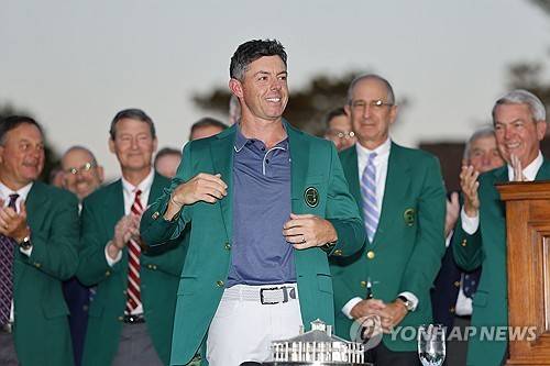 그린재킷을 입는 매킬로이. [EPA=연합뉴스]