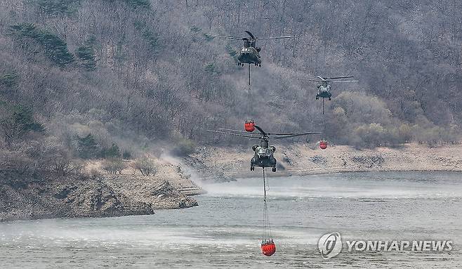 의성 산불 진화에 투입된 군 헬기 (의성=연합뉴스) 윤관식 기자 = 28일 경북 의성군 옥산면 금봉저수지에서 육군 치누크 헬기가 산불 진화를 위해 담수하고 있다. 2025.3.28 psik@yna.co.kr