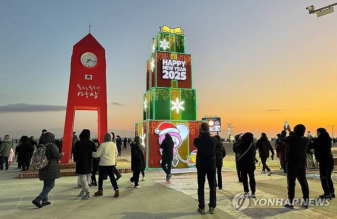 망상해변의 시계탑과 선물상자 [연합뉴스 자료사진]