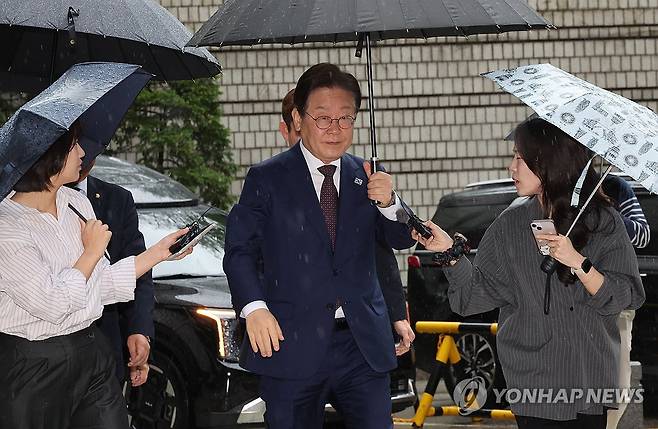이재명 후보, '대장동 배임·성남FC 뇌물' 공판 출석 (서울=연합뉴스) 이진욱 기자 = 더불어민주당 이재명 대선 경선 후보가 22일 서울 서초구 서울중앙지법에서 열린 '대장동 배임·성남FC 뇌물' 1심 속행 공판에 출석하고 있다. 2025.4.22 cityboy@yna.co.kr