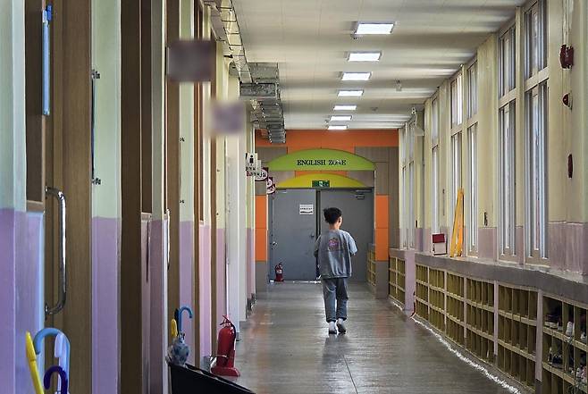 수업 시간 중 혼자 복도에 방치된 장애아 [부모 제공, 재판매 및 DB 금지]