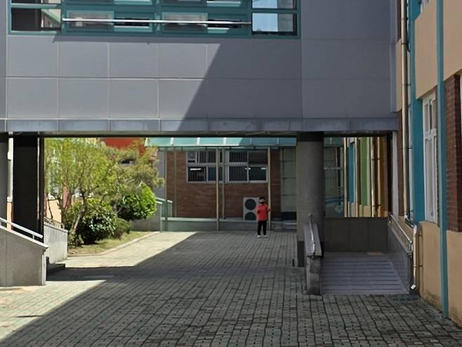 학교에 방치된 장애아동 [부모 제공, 재판매 및 DB 금지]