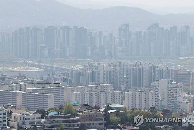 토허제 '한 달 해제' (서울=연합뉴스) 이재희 기자 = 20일 서울 남산에서 바라본 시내 아파트 단지의 모습. 한국부동산원의 전국주택가격 동향 조사에 따르면 강남 토지거래허가구역 해제 기간 동안 강남3구를 중심으로한 아파트값이 급등한 것으로 조사됐다. 이 중 올해 1분기 송파구 아파트값은 전국 시군구 가운데 최고 상승률을 기록했다. 2025.4.20 scape@yna.co.kr