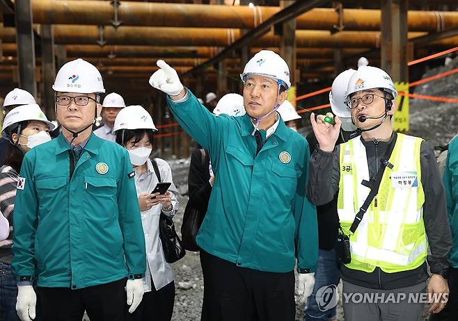 영동대로 지하공간 복합개발공사 현장 찾은 오세훈 (서울=연합뉴스) 류효림 기자 = 오세훈 서울시장이 23일 서울 강남구 영동대로 지하공간 복합개발 건설공사 현장을 찾아 안전시설 및 경보체계를 점검하고 있다. 2025.4.23 [공동취재] ryousanta@yna.co.kr