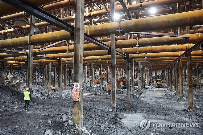 영동대로 지하공간 복합개발공사 현장 (서울=연합뉴스) 류효림 기자 = 23일 서울 강남구 영동대로 지하공간 복합개발 건설공사 현장에서 작업자들이 3공구 지하 암반 굴착 작업을 하고 있다. 2025.4.23 [공동취재] ryousanta@yna.co.kr