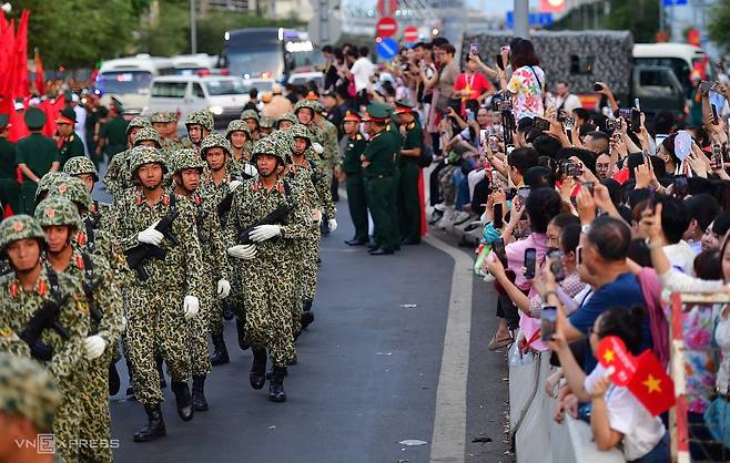베트남전 종전·통일 50주년 기념 퍼레이드 리허설 오는 30일 베트남전 종전·통일 50주년 기념일에 열리는 퍼레이드 행사의 리허설이 지난 22일(현지시간) 베트남 호찌민에서 열렸다. 2025.04.23
[VN익스프레스 홈페이지 캡처. 재판매 및 DB 금지]
