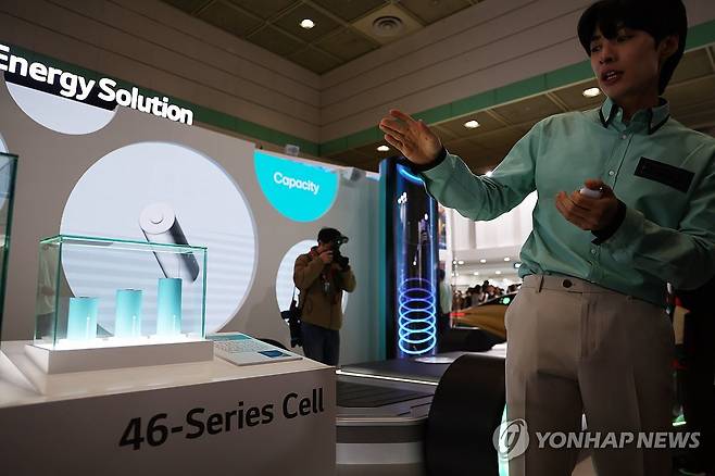 이것이 46시리즈 배터리 (서울=연합뉴스) 윤동진 기자 = 5일 서울 강남구 코엑스에서 열린 인터배터리 2025의 LG에너지솔루션 부스에 46시리즈 배터리가 전시돼 있다. 2025.3.5 mon@yna.co.kr