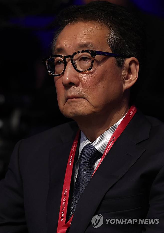 발언듣는 빅터 차 (서울=연합뉴스) 서명곤 기자 = 23일 서울 용산구 그랜드 하얏트 서울에서 아산정책연구원 주최로 열린 '아산플래넘 2025'에서 빅터 차 전략국제문제연구소(CSIS) 한국 석좌가 커트 캠벨 전 미국 국무부 부장관이 기조연설을 듣고 있다. 2025.4.22 seephoto@yna.co.kr