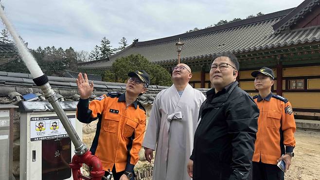 김승룡 강원소방본부장 등 소방 관계자들이 월정사에서 현장 점검을 벌이는 모습. [강원특별자치도소방본부 제공. 재판매 및 DB 금지]