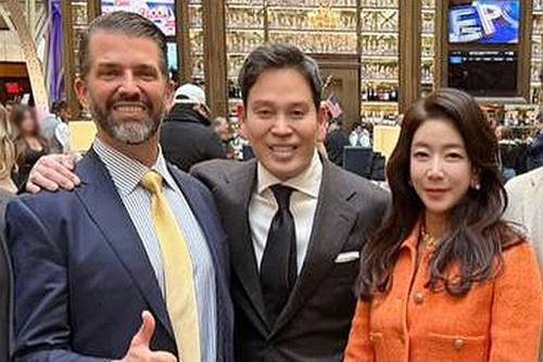 트럼프 주니어 만난 정용진 회장 (서울=연합뉴스) 정용진 신세계그룹 회장과 부인 한지희 여사가 지난 18일(현지시간) 미국 워싱턴DC에서 트럼프 주니어를 만나고 있다. 2025.1.21 [신세계그룹 제공. 재판매 및 DB 금지] photo@yna.co.kr