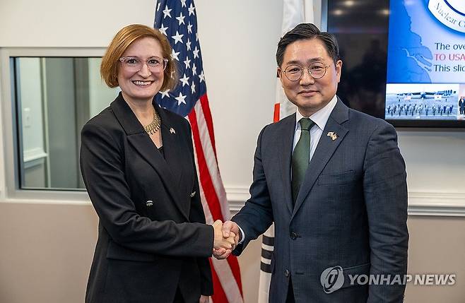 제4차 핵협의그룹(NCG) 회의 (서울=연합뉴스) 조창래 국방부 국방정책실장과 카라 아베크롬비 미 국방부 정책부차관대행이 10일(현지시간) 미국 워싱턴DC에서 열린 제4차 핵협의그룹(NCG) 회의에서 기념촬영을 하고 있다. 2025.1.11 [국방부 제공. 재판매 및 DB 금지] photo@yna.co.kr