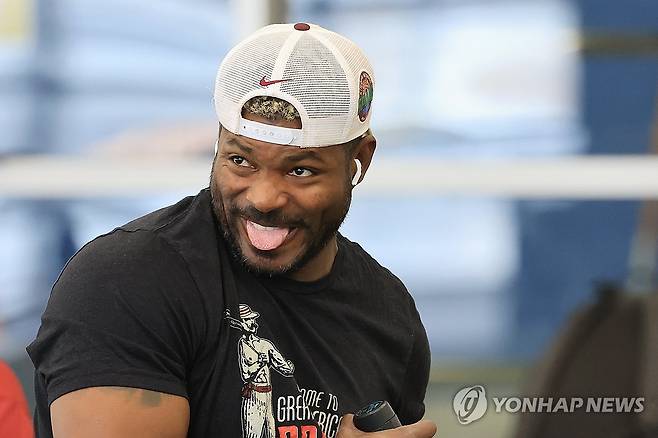 김건희 바라보며 장난스러운 표정 짓는 푸이그 (메사[미국 애리조나주]=연합뉴스) 신현우 기자 = 키움 히어로즈로 3년 만에 돌아온 외야수 야시엘 푸이그가 12일(현지시간) 미국 애리조나 애슬레틱 그라운드에서 열린 1차 스프링캠프에서 마사지건으로 근육을 풀며 포수 김건희를 바라보고 장난스러운 표정을 하고 있다. 2025.2.13 nowwego@yna.co.kr