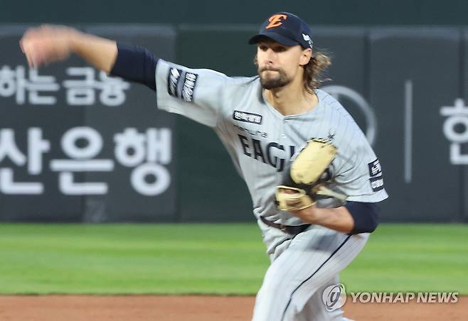 한화 선발투수 와이스 역투 (부산=연합뉴스) 강선배 기자 = 23일 부산 사직야구장에서 열린 2025 프로야구 신한 SOL 뱅크 KBO리그 한화 이글스와 롯데 자이언츠의 경기. 1회 말 롯데 공격 한화 선발투수 와이스가 투구하고 있다. 2025.4.23 sbkang@yna.co.kr