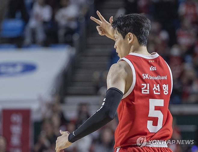 이게 바로 3점! (서울=연합뉴스) 황광모 기자 = 23일 서울 송파구 잠실학생체육관에서 열린 2024~2025시즌 프로농구 4강 플레이오프 서울 SK와 수원 kt의 경기. SK의 김선형이 3점 슛을 성공한 뒤 환호하고 있다.  2025.4.23 hkmpooh@yna.co.kr