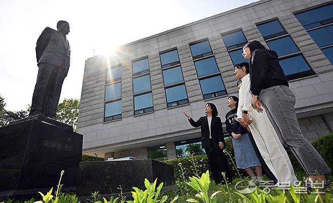 오는 27일 선경도서관 개관 30주년을 앞두고 24일 오후 도서관 관계자들이 도서관을 기부채납한 선경그룹(현 SK그룹)의 고(故)&nbsp;최종건 창업회장 동상을 살펴보고 있다. 김경민기자