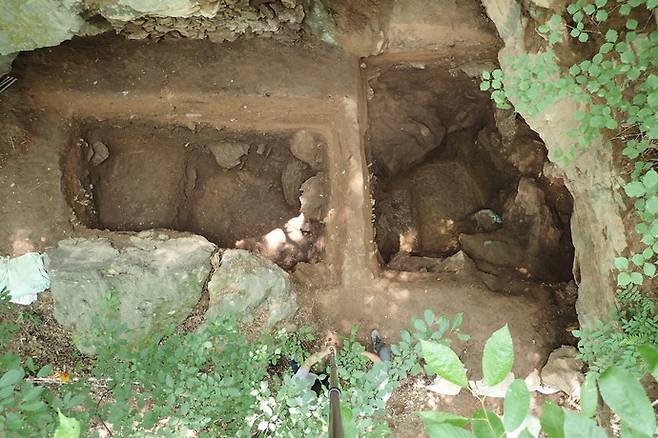 한반도 최초로 편마암지대 동굴 중 선사시대 유적이 확인된 고양동 호랑이굴에서 지난 2020년 6월 정밀발굴조사가 실시되고 있다. 사진=고양시