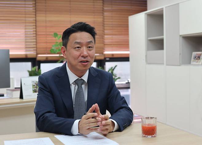 최성아 변호사(법률사무소 내일)가 항공사 경영총괄부사장 등의 활동을 마치고 고향같은 사무실에 복귀해 그동안 소회를 밝히고 있다. (사진=임병안 기자)