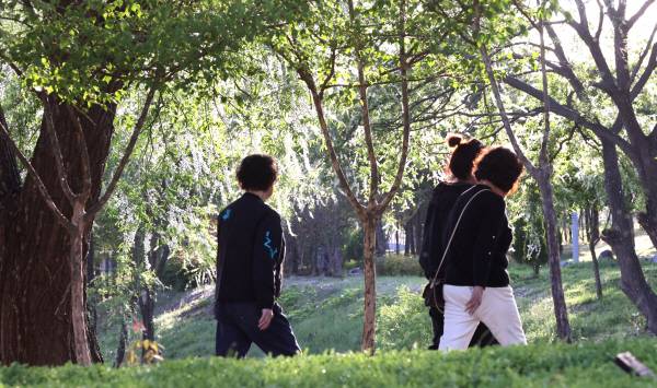 24일 오후 대구시 동구의 한 산책로에 시민들이 산책을 하고 있다. 정훈진 기자 jhj131@kyongbuk.com