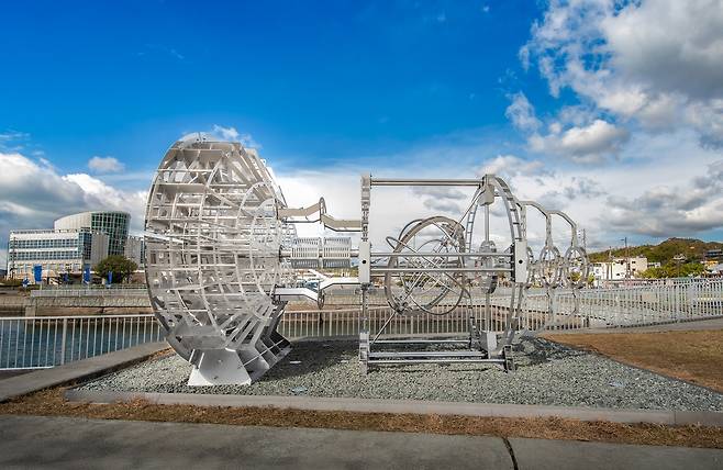 트리엔날레는 3년에 한 번 열리는 대규모 국제 미술행사이다. 세토우치 트리엔날레는 2013년부터 시작했으며 지역 사회에 활력을 불어넣고 섬 주민과 관광객에게 자연과 예술의 아름다움을 전하기 위해 시작됐다.&nbsp;