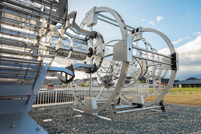 마치 우주선의 엔진을 연상케 하는 '더 홈'은 고정적인 오브제가 아닌 작품이 설치된 우노항이 본토와 시코쿠를 잇는 해상 교통의 중심지였던 것처럼, 일종의 관문으로서 다른 섬, 다른 나라, 더 나아가 다른 행성을 향한 여정을 상징한다.