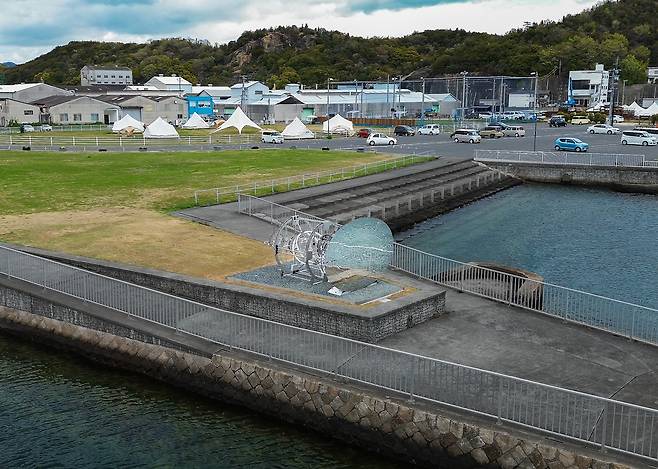 2025 일본 세토우치 트리엔날레를 맞아 세토우치 우노항에 영구 설치된 부지현 작가의 작품 '더 홈' / 사진=부지현