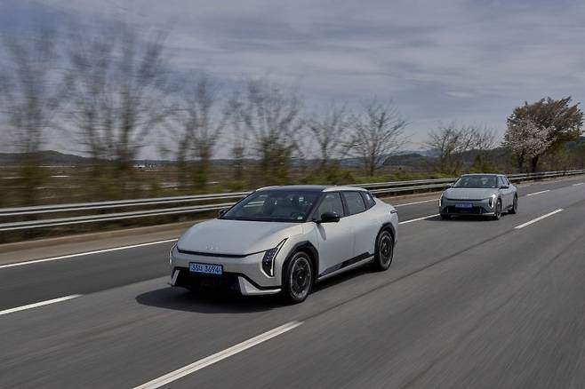 주행 중인 기아 EV4. 사진=기아