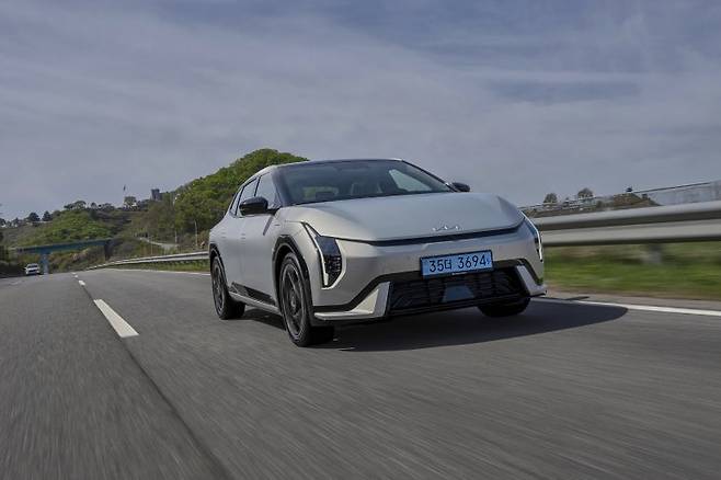 '주행 중인 EV4' 사진=기아