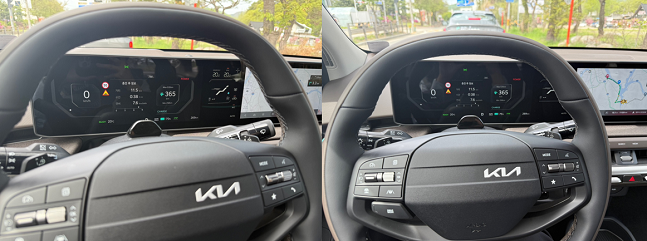 운전석에 앉으면 오른쪽 사진처럼 공조 화면이 잘 보이지 않았다. 고개를 옆으로 내려야 왼쪽 사진처럼 보인다./사진=백유진 기자 byj@